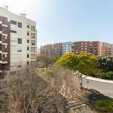 Balcony And River Walks In Parque Das Nacoes Daire *